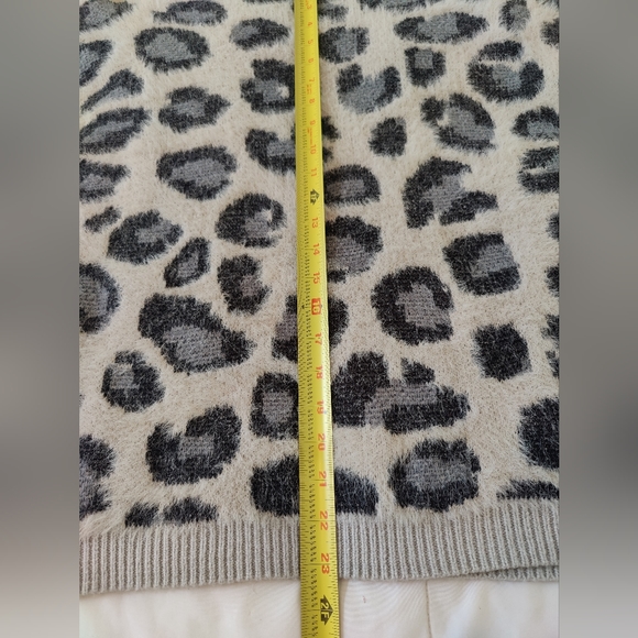Time And Tru NWOT gray Animal print crew neck sweater 🐆🩶🖤 (S/CH) (Size: 4-6) - Picture 11 of 16